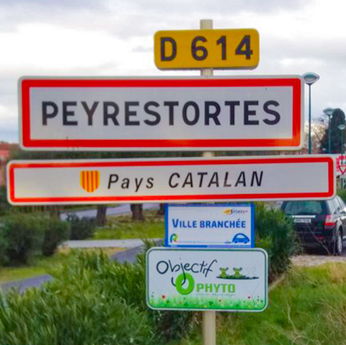 Signalétique d'entrée de village à Peyrestortes - ©SONICFR66